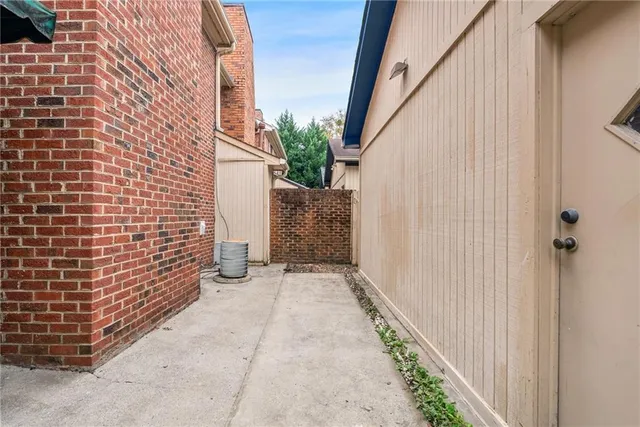 a view of a pathway along a building
