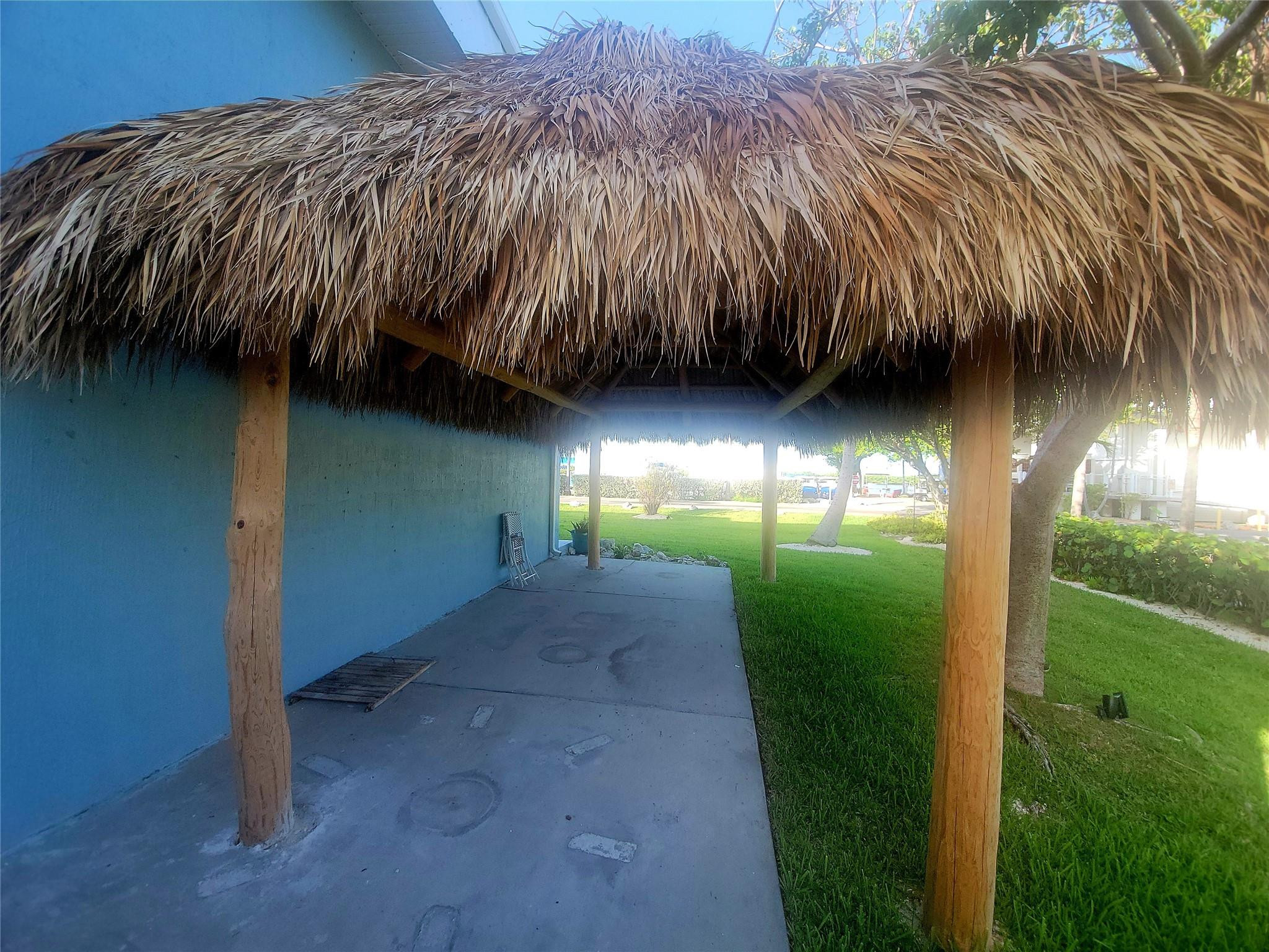 300 Duck Key Drive, Unit 6 Marathon, FL 33050 - Photo 19 of 32 a backyard of a house with lots of green space