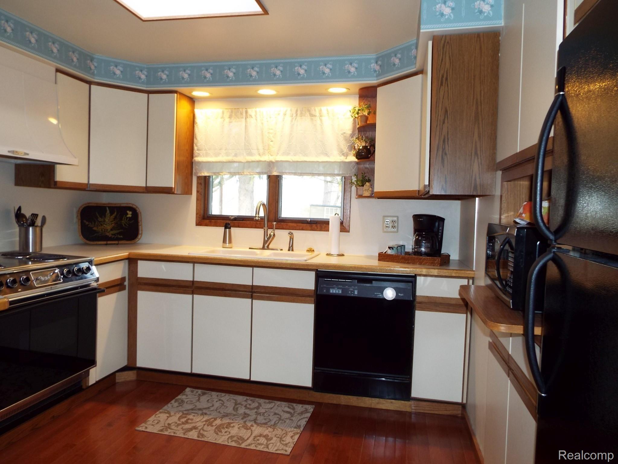 6030 North Beck Road Canton, MI 48187 - Photo 12 of 42 bright kitchen with cherry floor.JPG