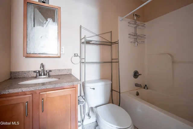 $1,000 | 31-33 North Pearl Street, Unit 4B, Albany, NY 12207