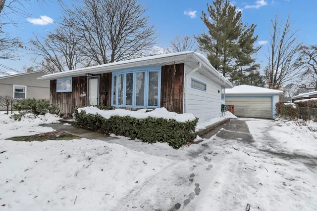 $319,900 | 2202 Eastman Street, Rolling Meadows, IL 60008