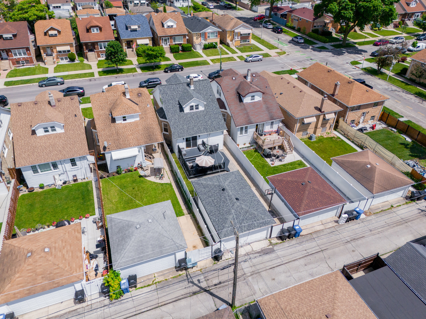 2610 North Major Avenue Chicago, IL 60639 - Photo 38 of 45 an aerial view of a tennis ground with a white house