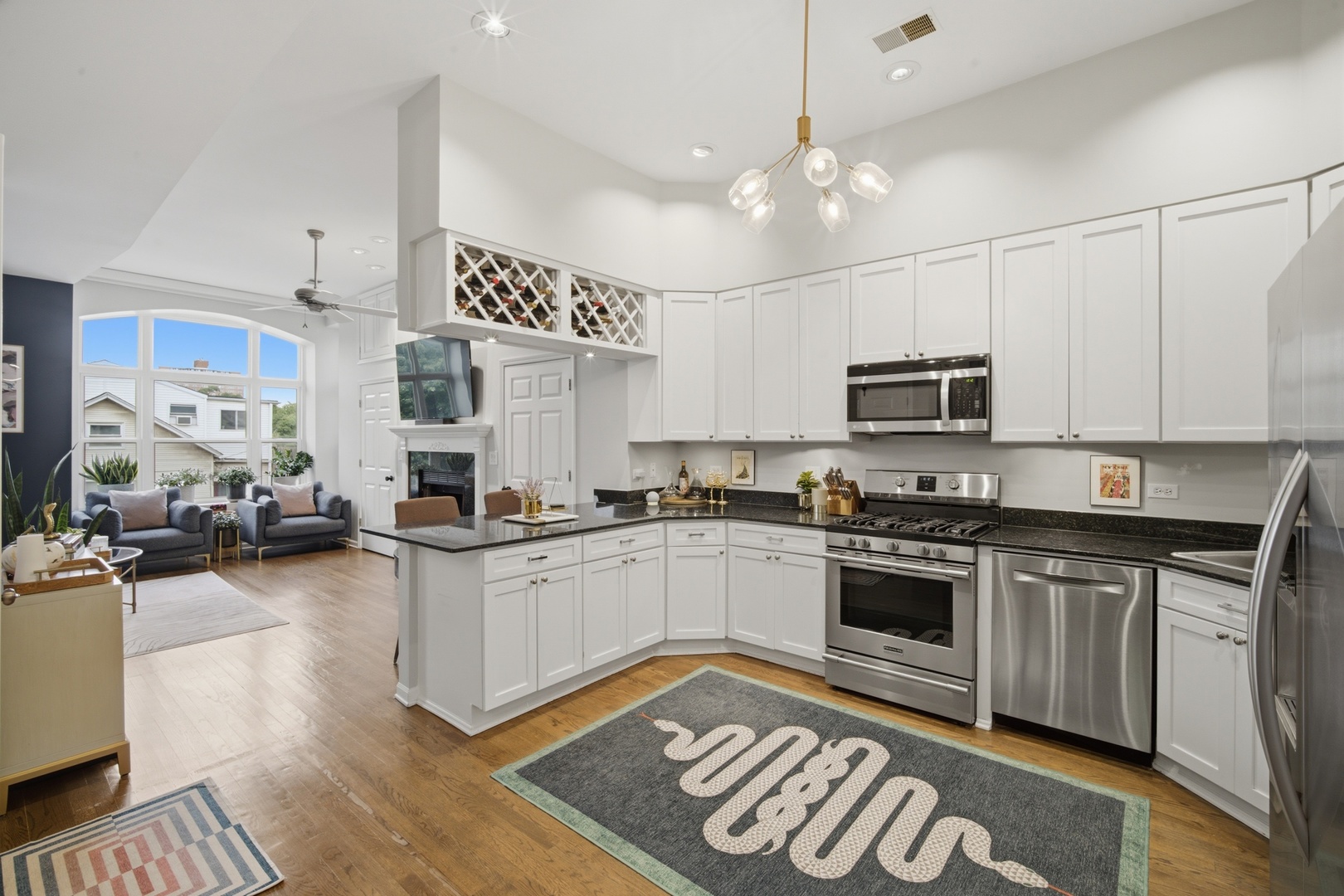 813 North Racine Avenue, Unit 2 Chicago, IL 60642 - Photo 15 of 31 Gallery Image 15