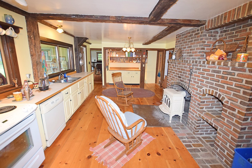 290 Wine Road New Braintree, MA 01531 - Photo 5 of 30