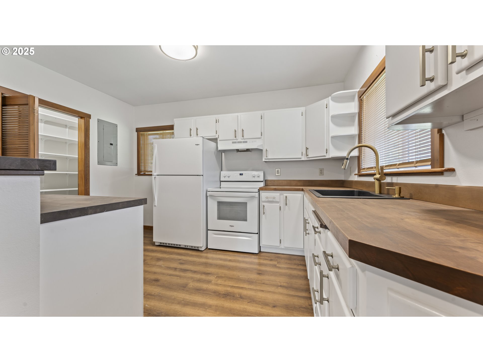 61910 Olive Barber Road Coos Bay, OR 97420 - Photo 5 of 11 Gallery Image 5