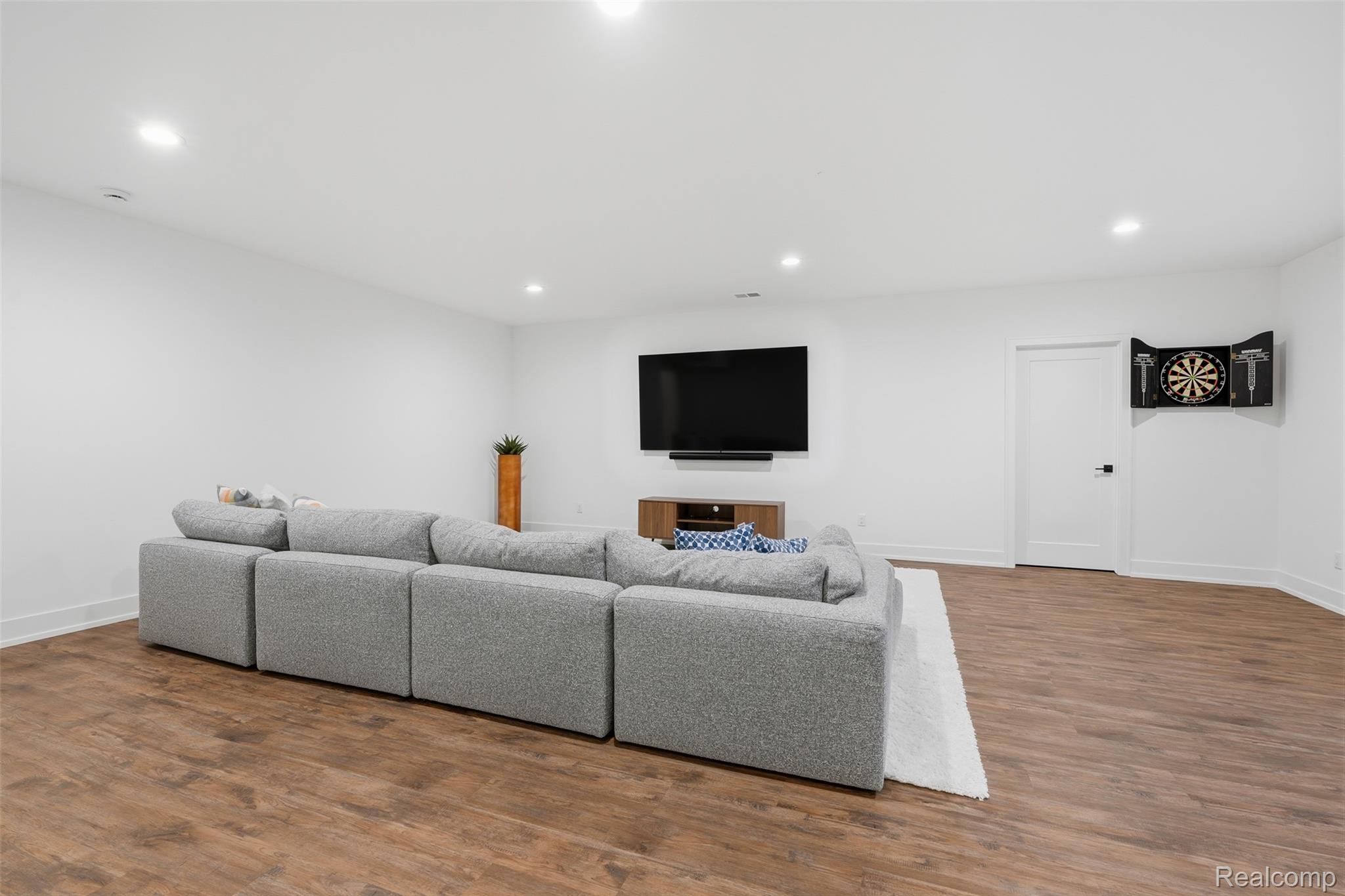 2556 Rosemond Lane Rochester, MI 48309 - Photo 32 of 64 Living area featuring wood finished floors and recessed lighting