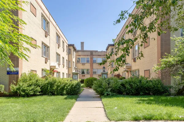 $2,400 | 2003 West Touhy Avenue, Unit 104, Chicago, IL 60645