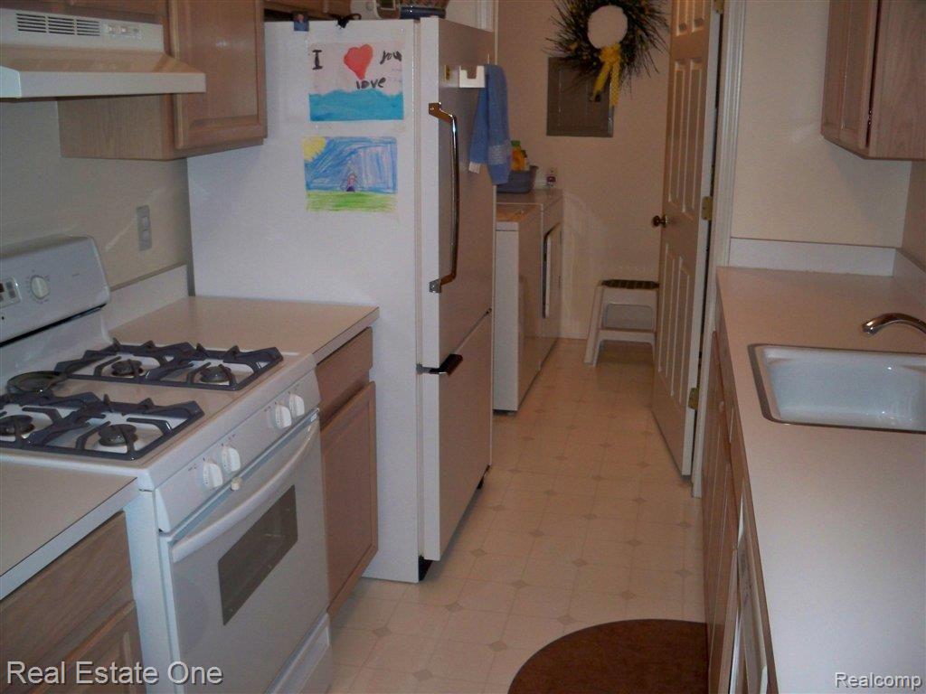 140 Pine Tree Ridge, Unit 56 Waterford, MI 48327 - Photo 6 of 15 Kitchen/Laundry Rm