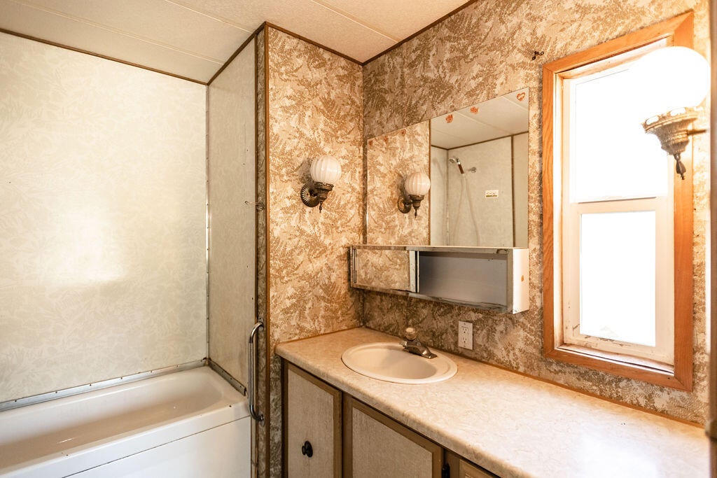 60153 Navajo Road Bend, OR 97702 - Photo 19 of 20 Primary Bath