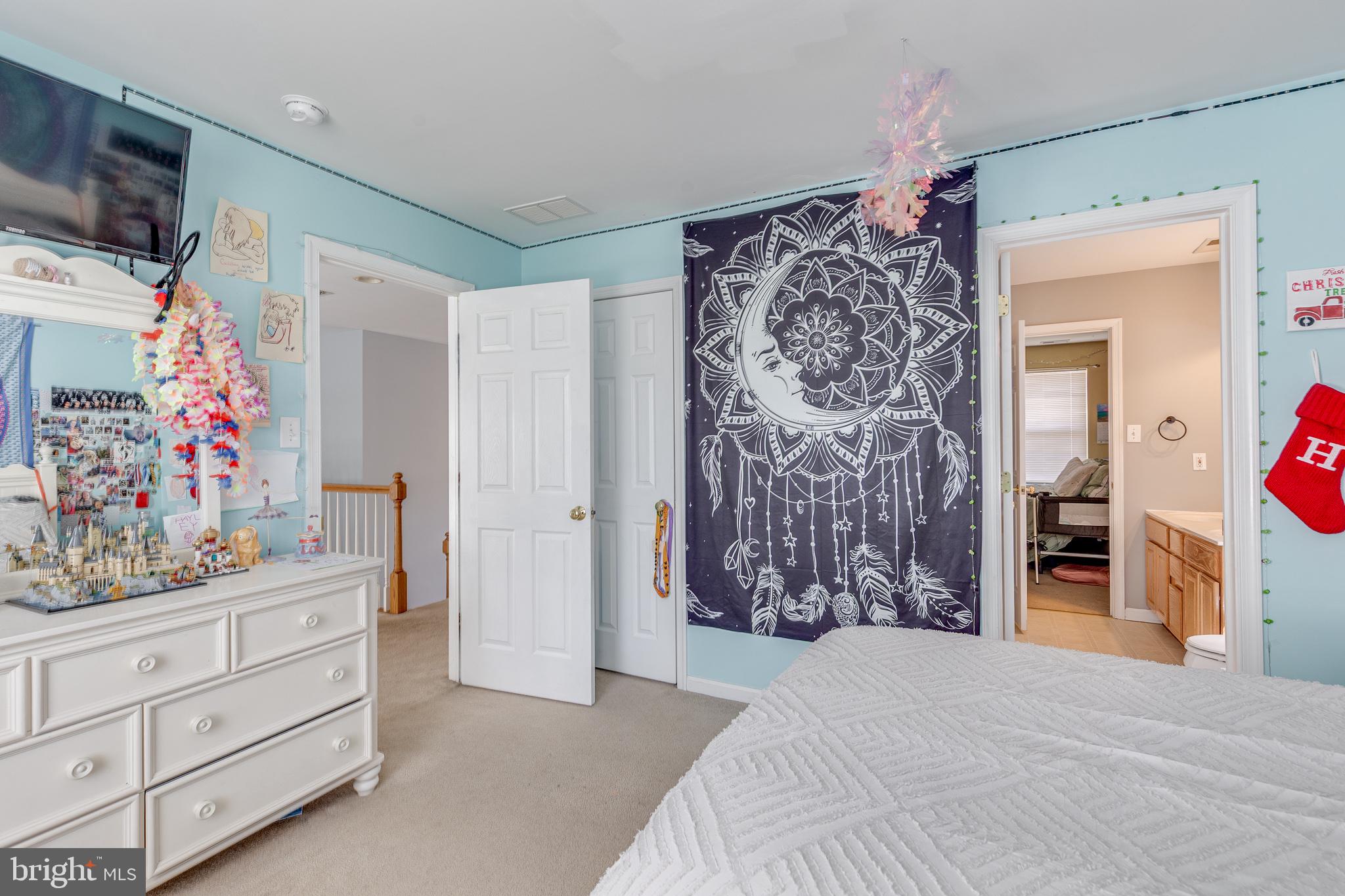 420 Tuckerton Road Medford, NJ 08055 - Photo 33 of 47 Charming room with vibrant decor.