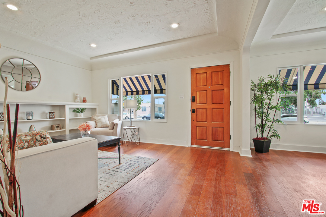 2906 Virginia Road Los Angeles, CA 90016 - Photo 3 of 19 Gallery Image 3