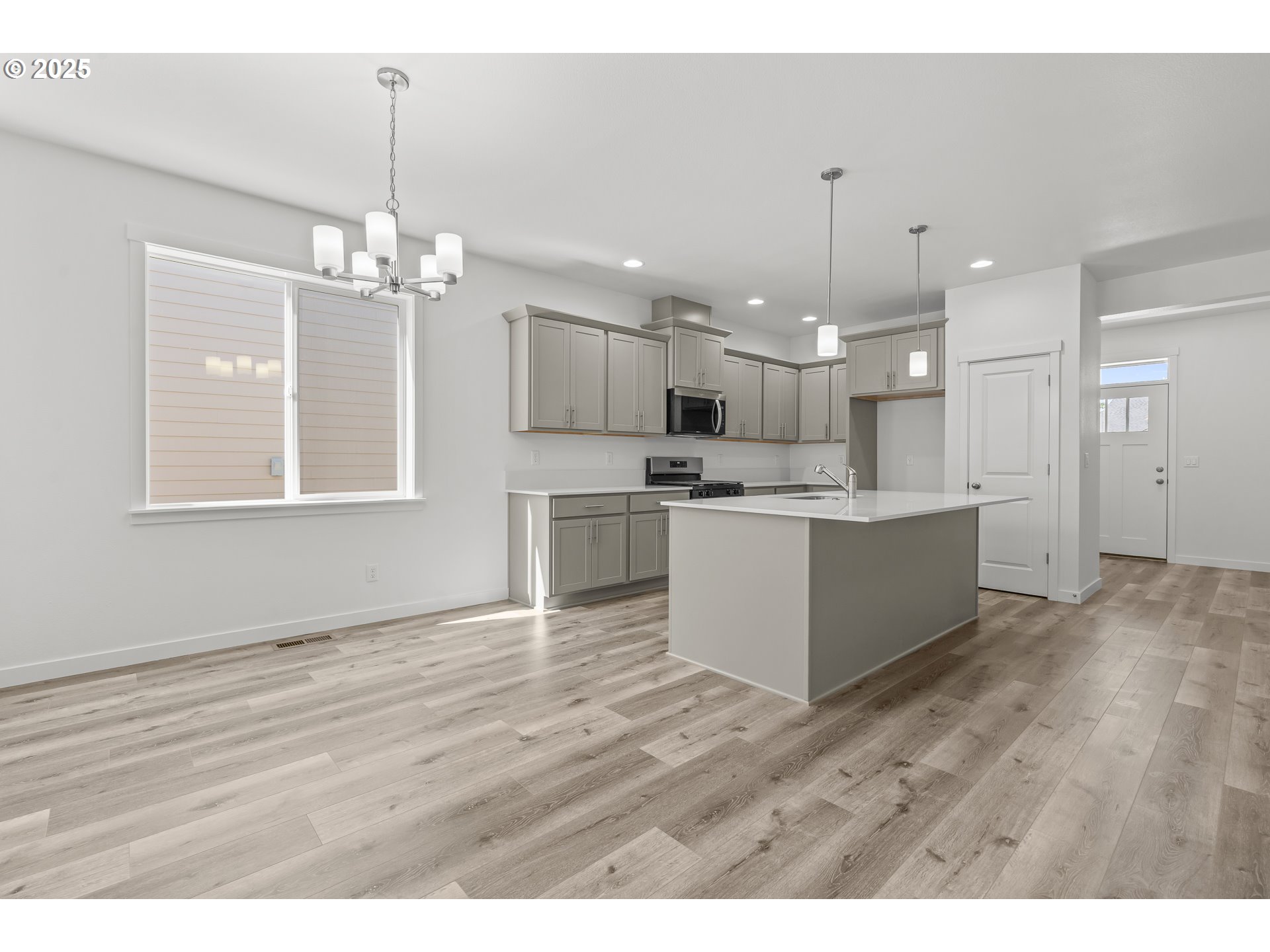 718 Tigerlily Street Silverton, OR 97381 - Photo 12 of 33