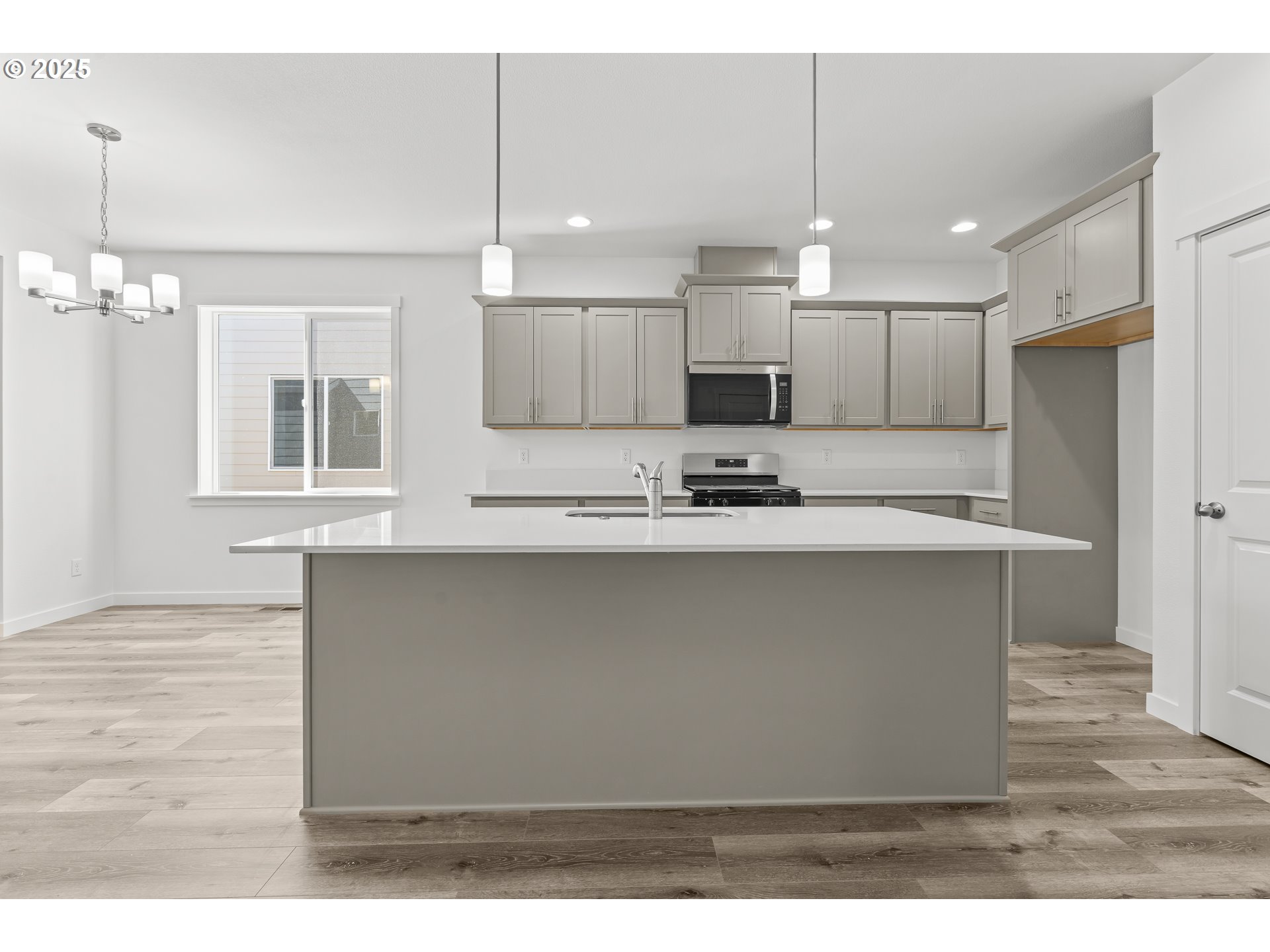 718 Tigerlily Street Silverton, OR 97381 - Photo 5 of 33