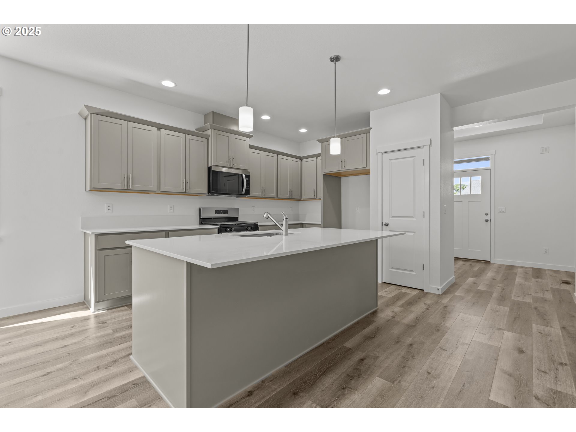 718 Tigerlily Street Silverton, OR 97381 - Photo 6 of 33