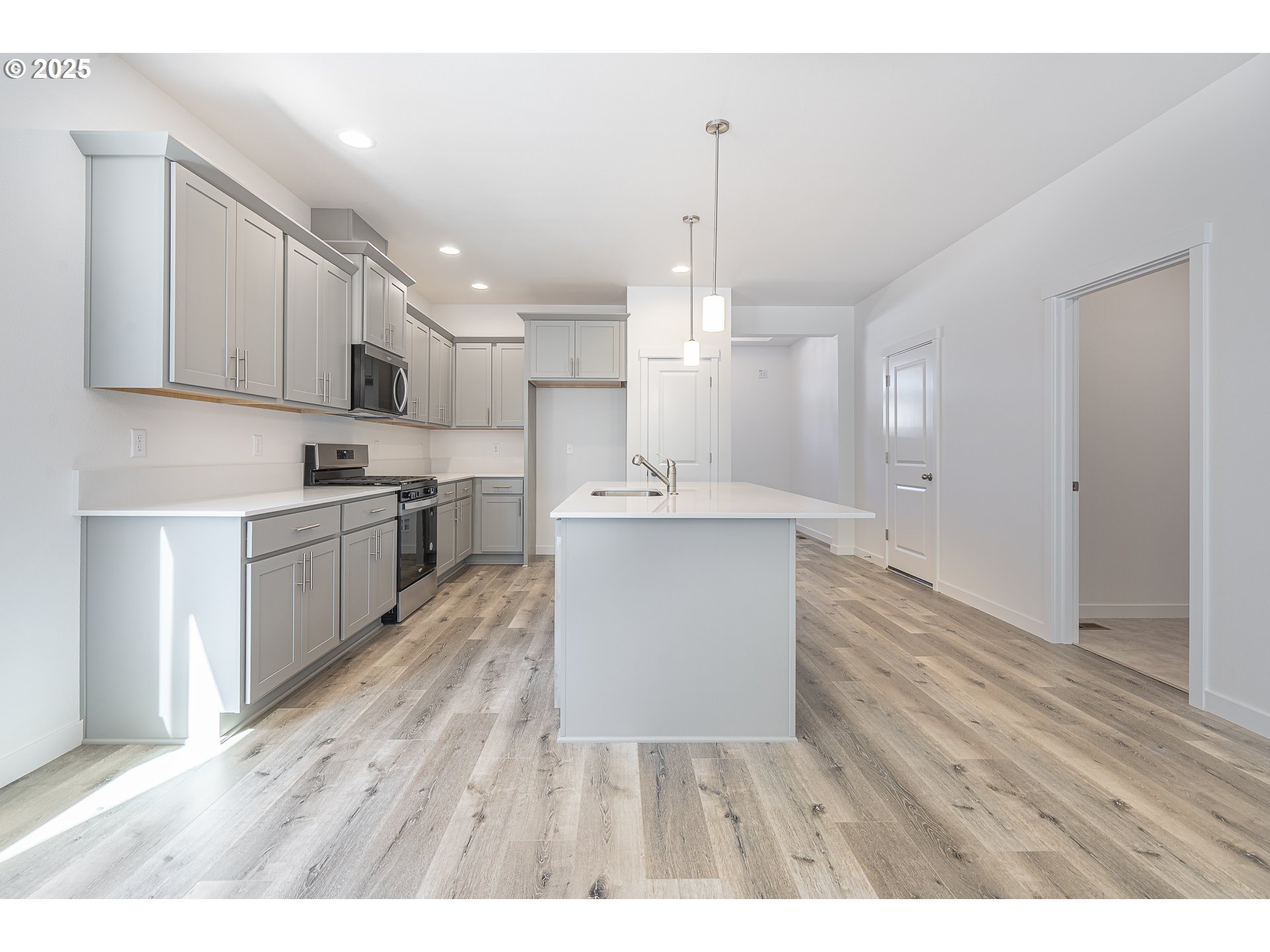 718 Tigerlily Street Silverton, OR 97381 - Photo 7 of 33