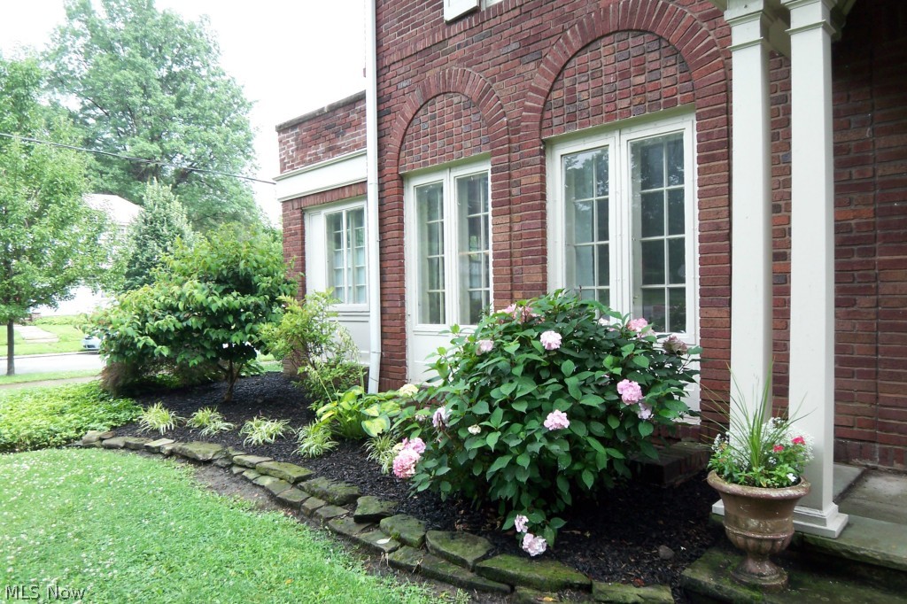 3026 Coleridge Road Cleveland, OH 44118 - Photo 2 of 25