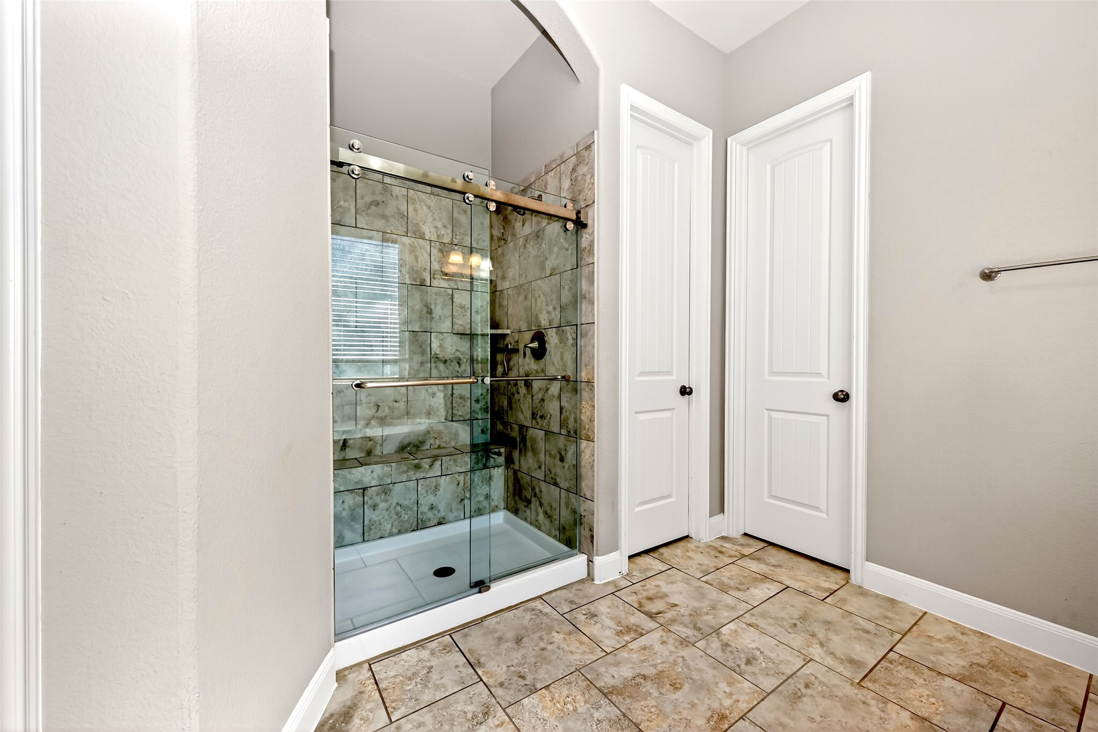 14 South Sawbridge Circle Spring, TX 77389 - Photo 35 of 45 a bathroom with a shower and a tub