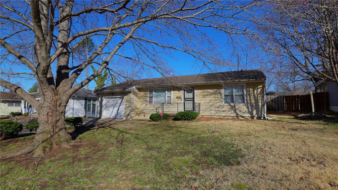 2270 Yorkshire Drive Decatur, IL 62526 - Photo 2 of 27 Gallery Image 2