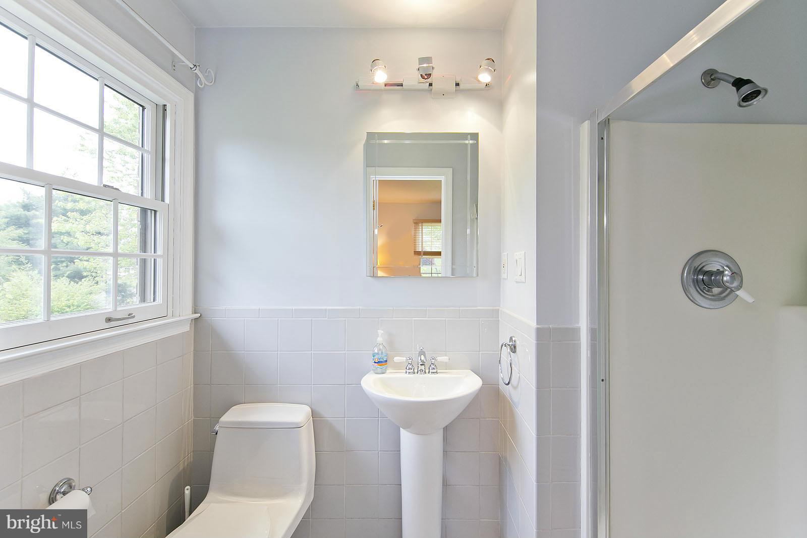 320 Ridge Avenue Winchester, VA 22601 - Photo 18 of 22 Bath (Master)