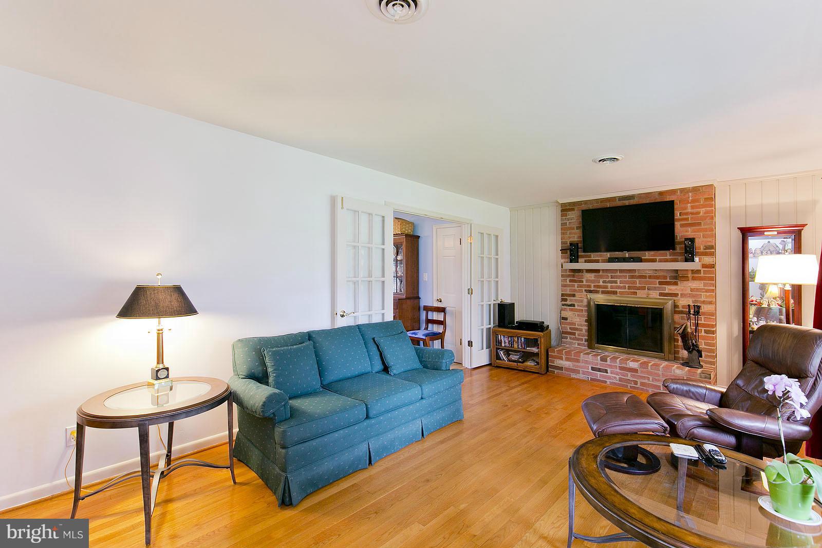 320 Ridge Avenue Winchester, VA 22601 - Photo 4 of 22 Living Room