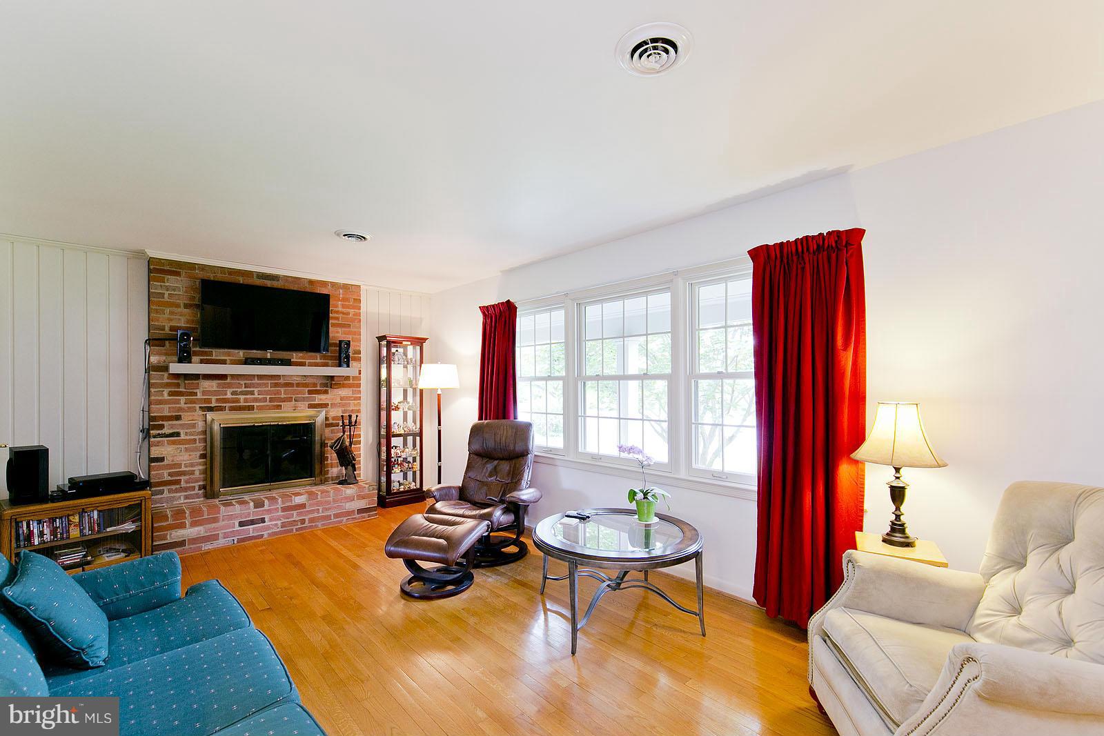 320 Ridge Avenue Winchester, VA 22601 - Photo 5 of 22 Living Room