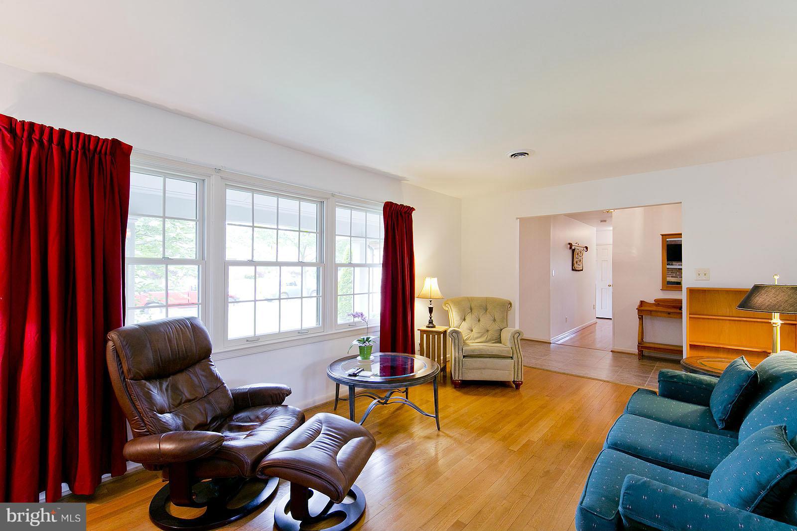 320 Ridge Avenue Winchester, VA 22601 - Photo 6 of 22 Living Room