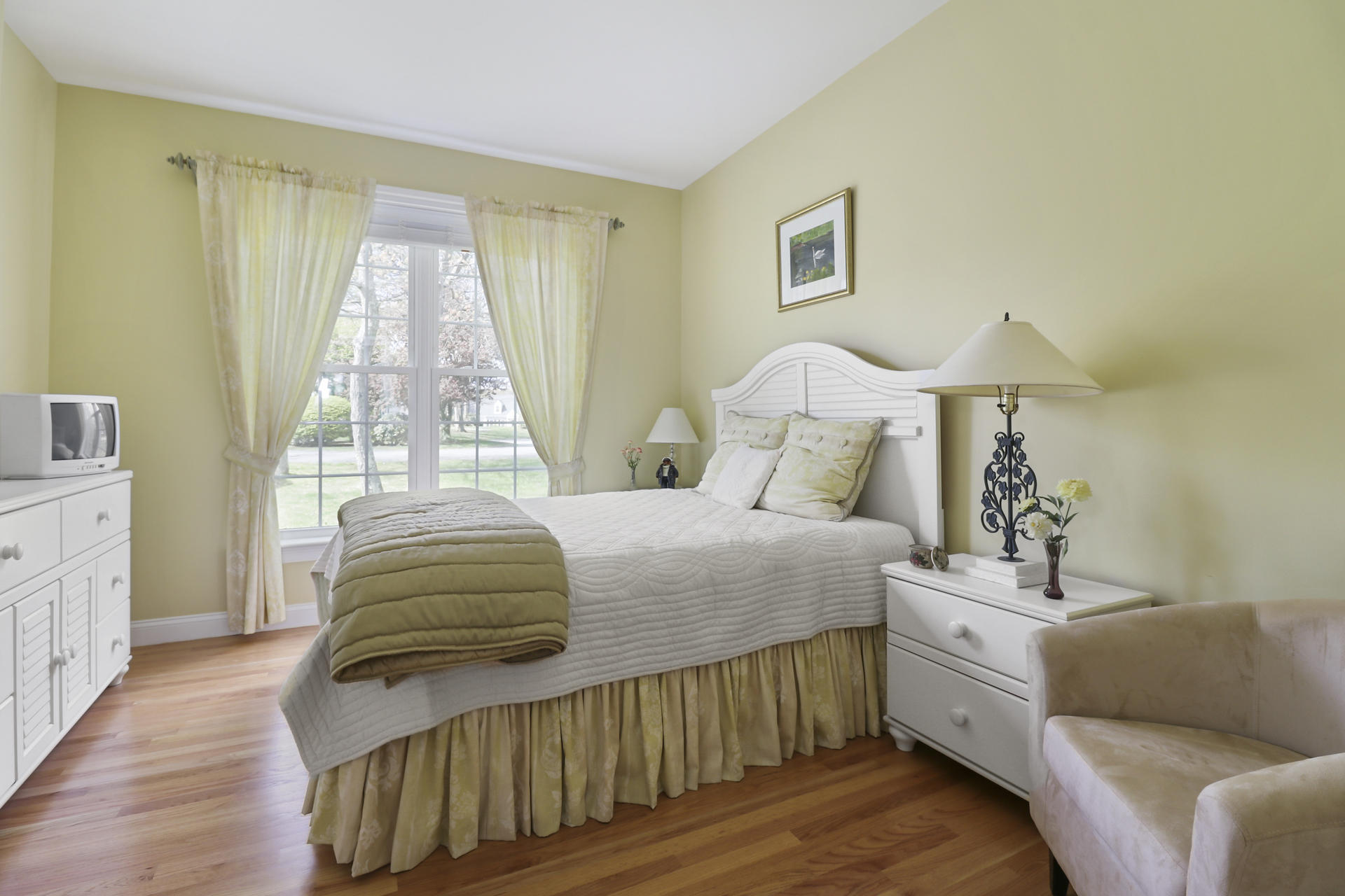 25 Dacey Drive Centerville, MA 02632 - Photo 26 of 40 a bedroom with a bed and a window