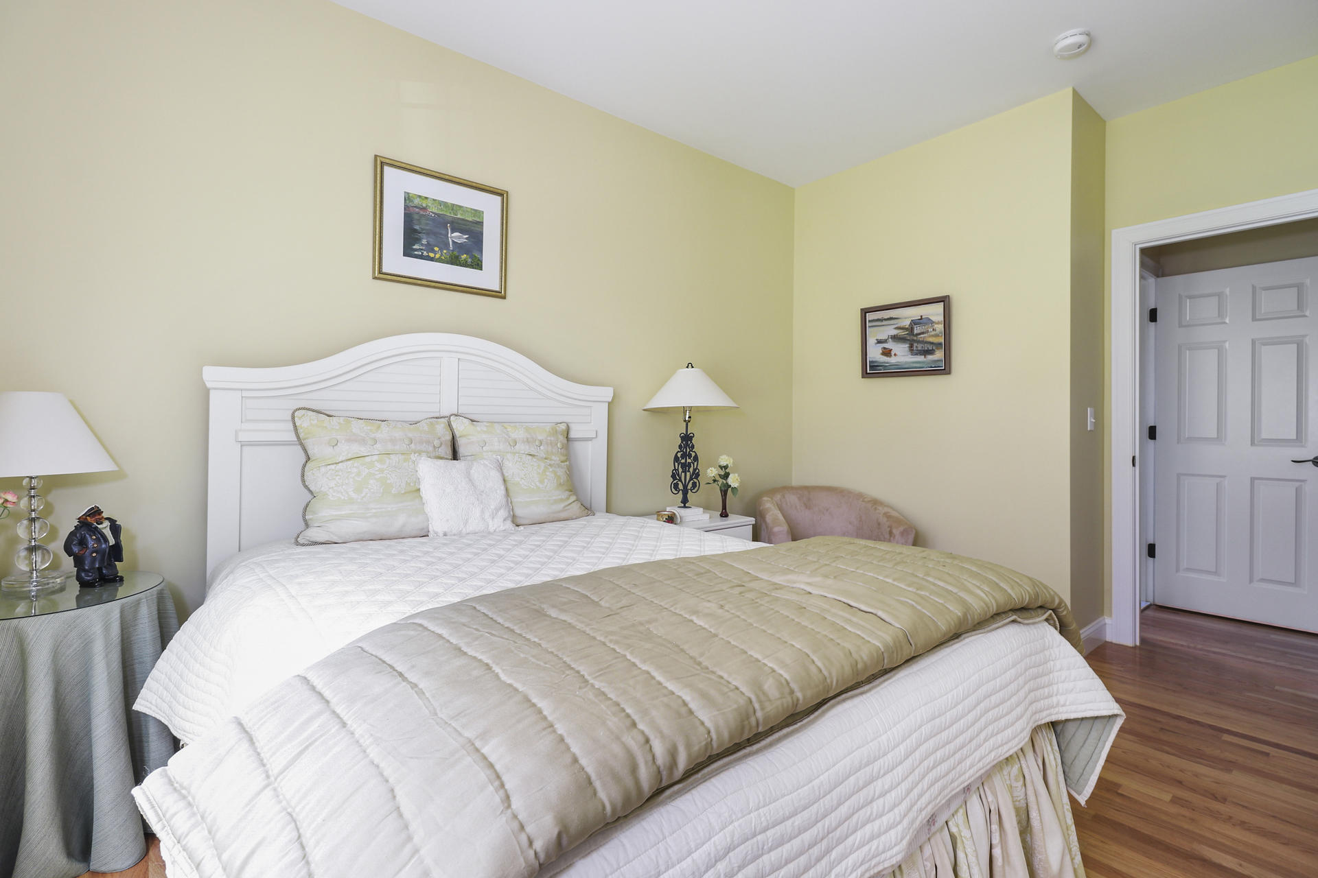 25 Dacey Drive Centerville, MA 02632 - Photo 27 of 40 a bedroom with a bed and a painting on the wall