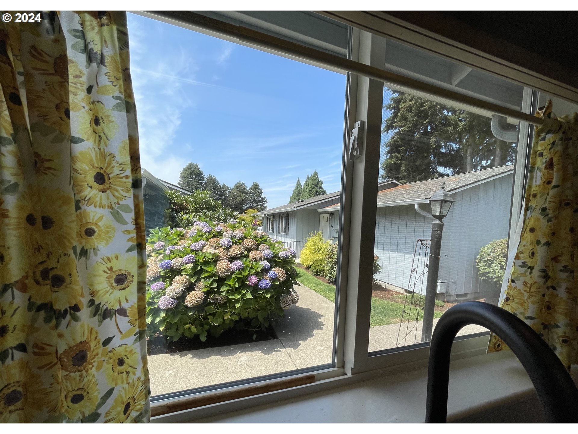 968 West L Street Springfield, OR 97477 - Photo 5 of 21 a view of balcony and a porch