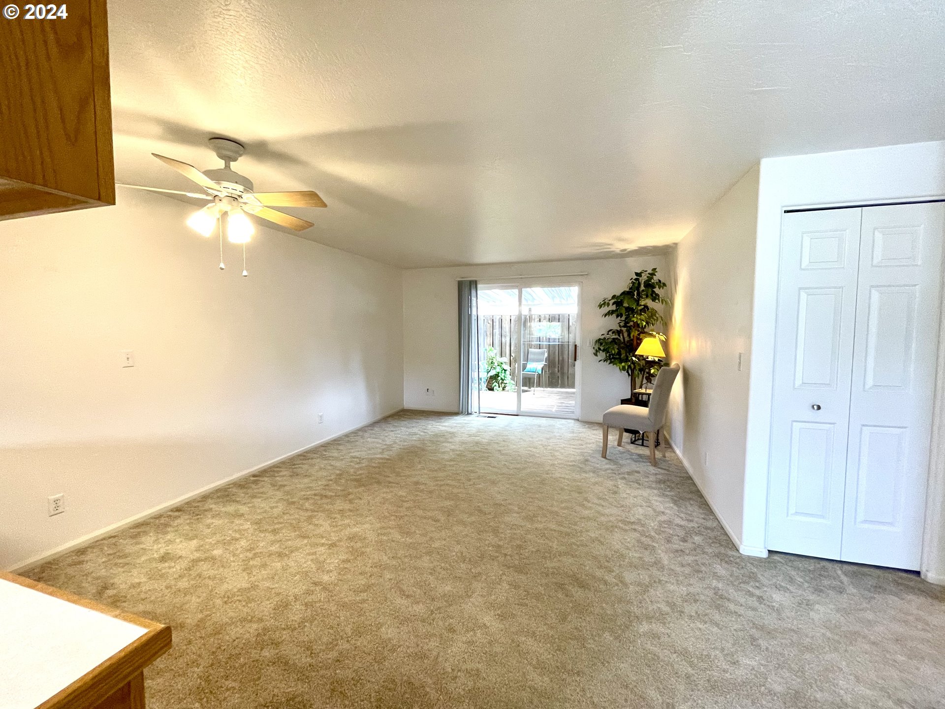 968 West L Street Springfield, OR 97477 - Photo 7 of 21 a view of livingroom with workspace