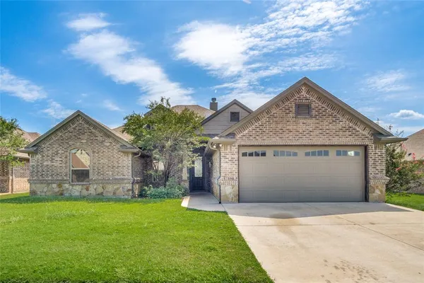 $2,595 | 302 Oar Wood Drive, Granbury, TX 76049