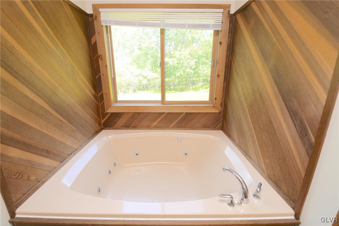 175 Scenic Drive Albrightsville, PA 18210 - Photo 13 of 24 a bathroom with bathtub and window