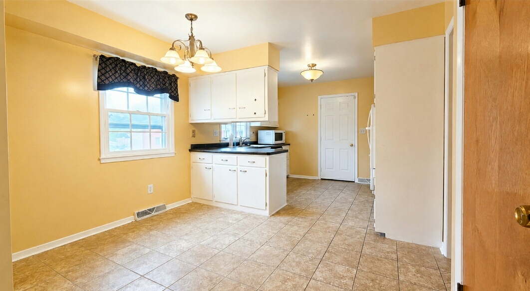 4103 Newcastle Drive Decatur, IL 62526 - Photo 5 of 17