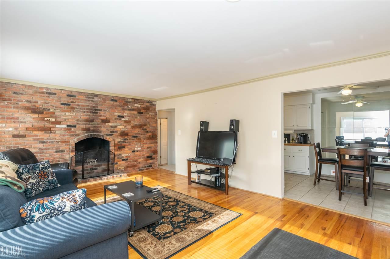 693 West Maple Road Clawson, MI 48017 - Photo 7 of 18 31387788-6.JPG