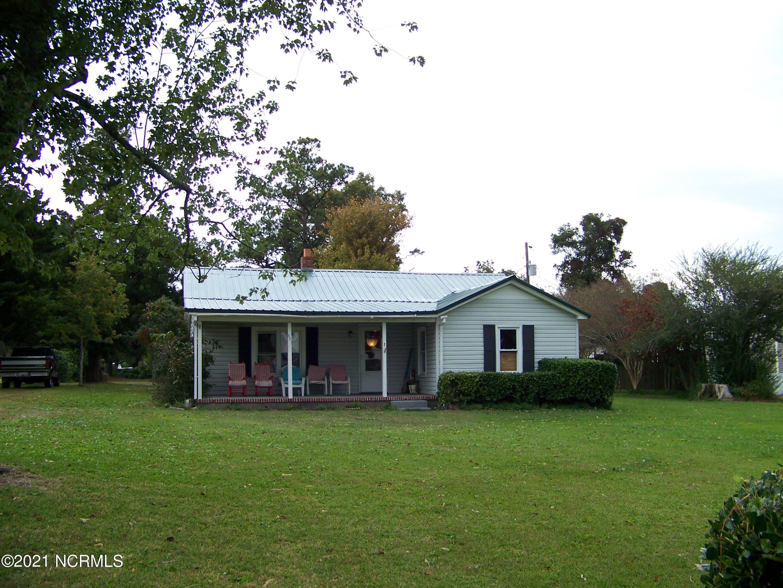 261 Shore Road Newport, NC 28570 - Photo 1 of 31 100_3984