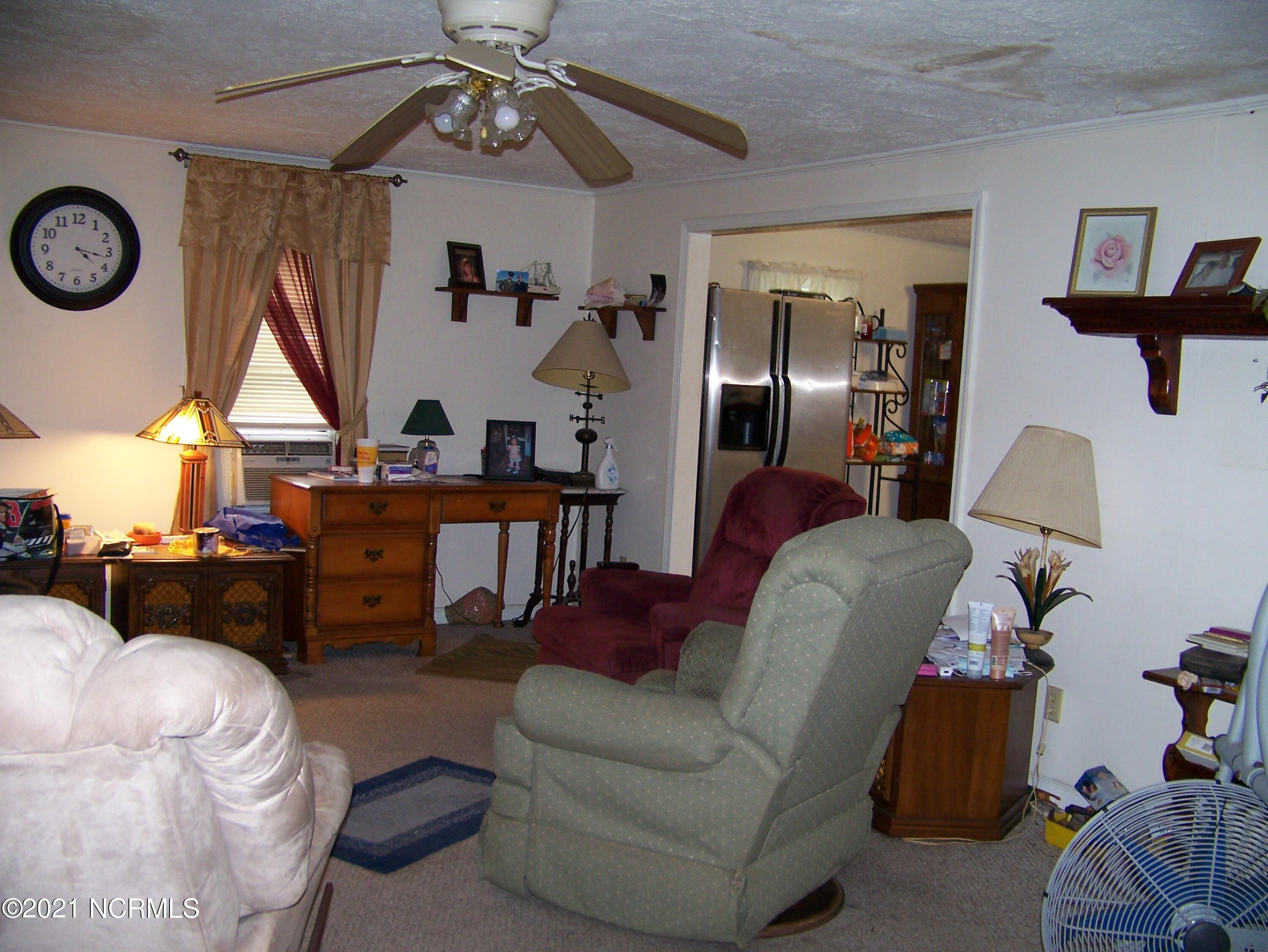 261 Shore Road Newport, NC 28570 - Photo 8 of 31 Living Room