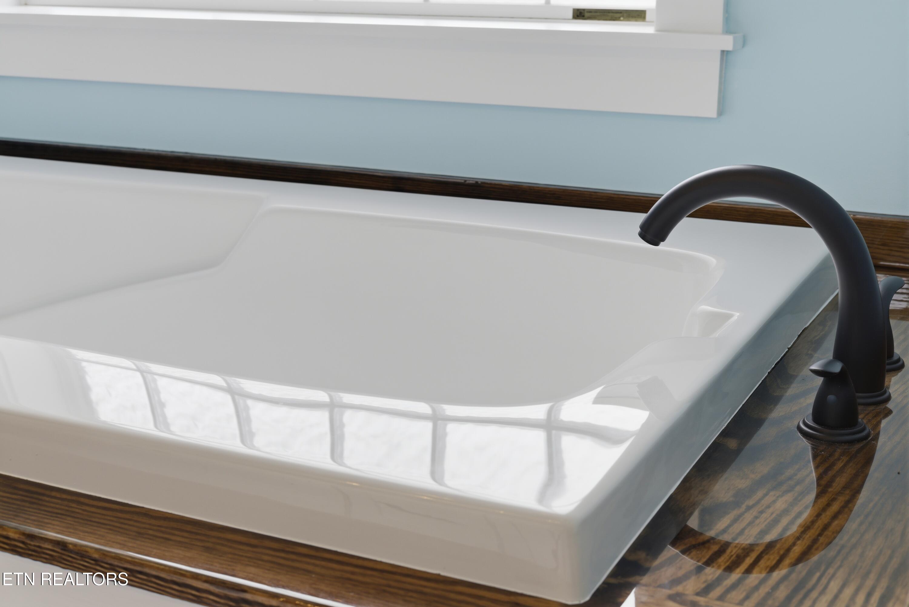 111 Eagle Point Road Oakdale, TN 37829 - Photo 20 of 56 soaking tub