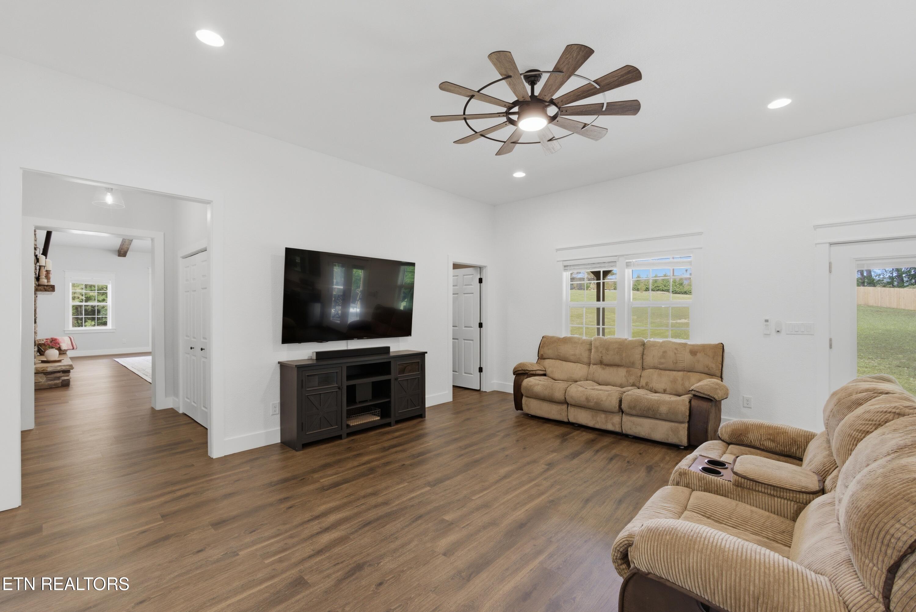 111 Eagle Point Road Oakdale, TN 37829 - Photo 26 of 56 family room