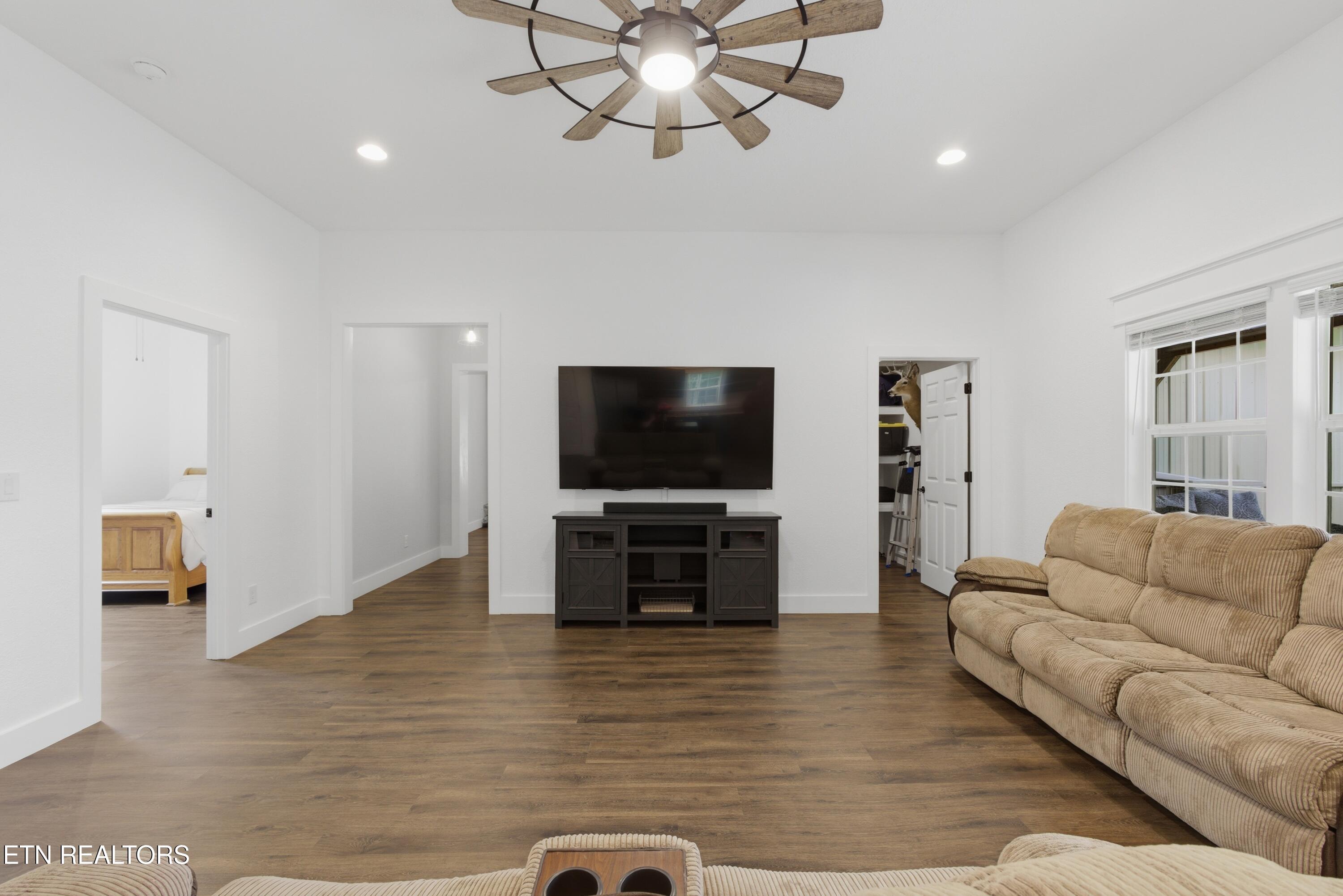 111 Eagle Point Road Oakdale, TN 37829 - Photo 28 of 56 family room