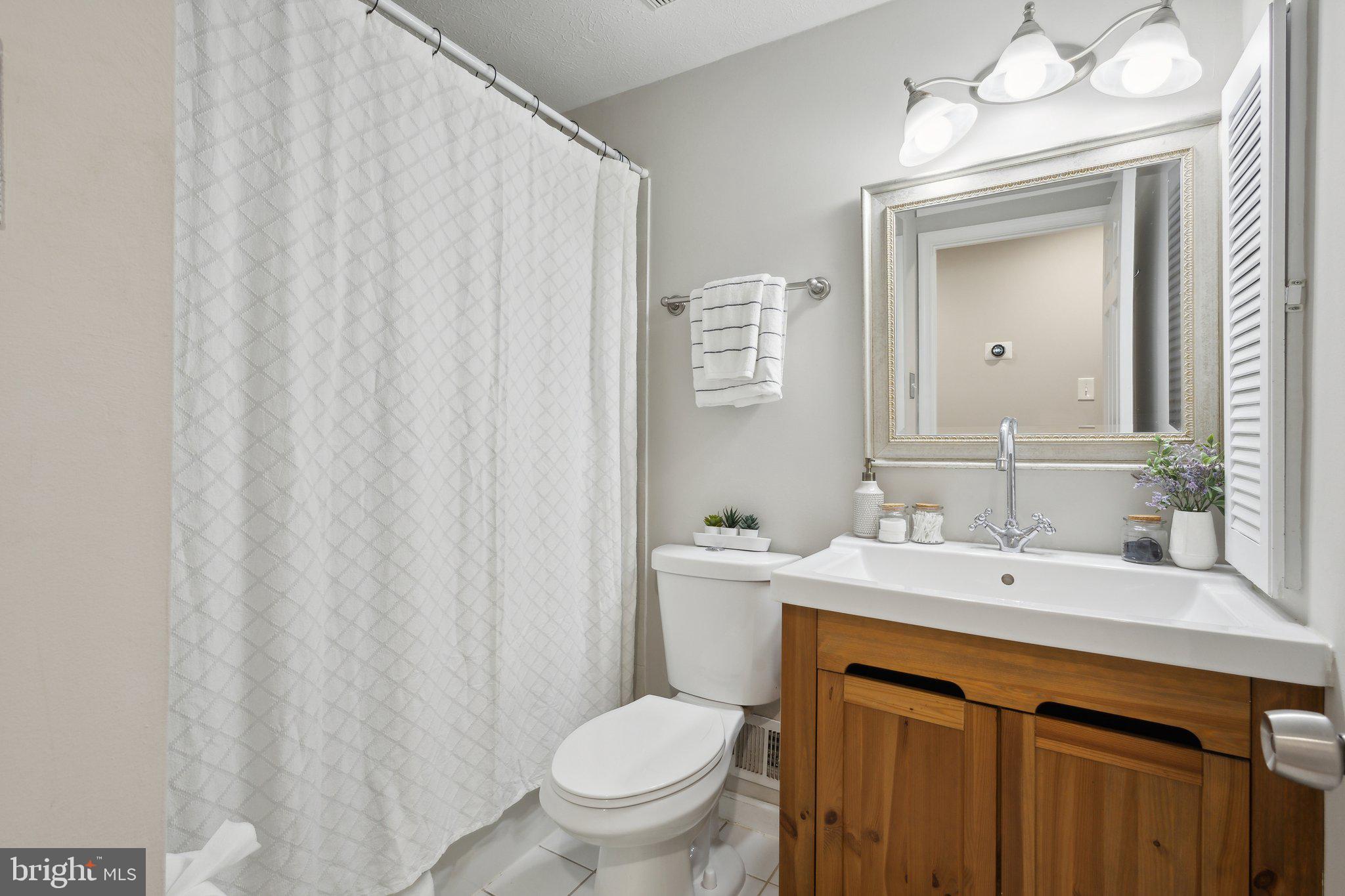 8483 Falling Leaf Road Springfield, VA 22153 - Photo 26 of 42 Full upper level Hall Bath