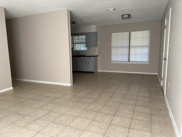 $1,325 | 298 Cross Drive, Crestview, FL 32536