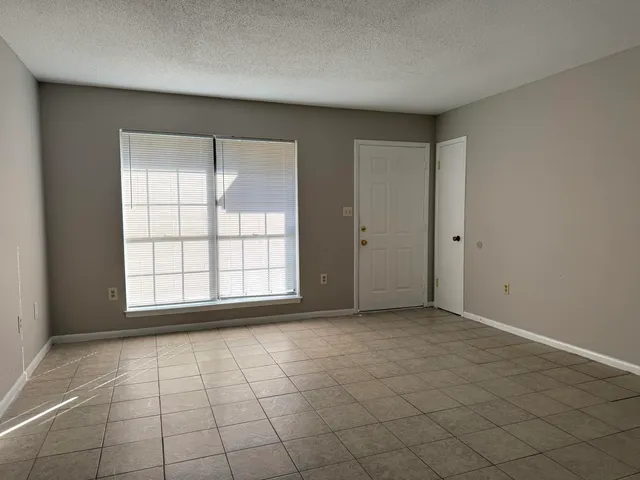 $1,325 | 298 Cross Drive, Crestview, FL 32536