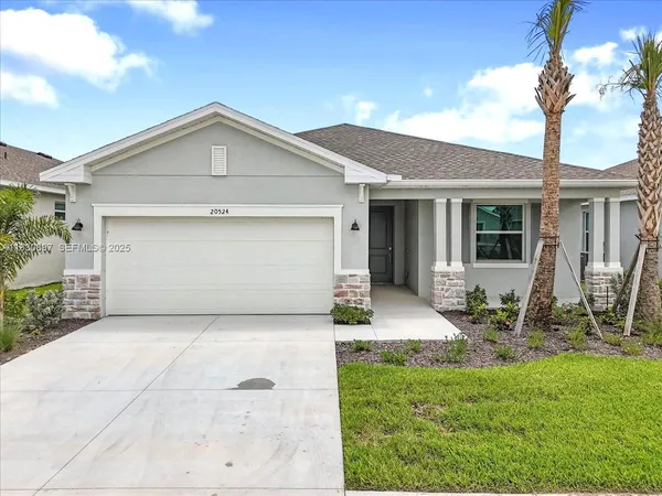 a view of a house with backyard