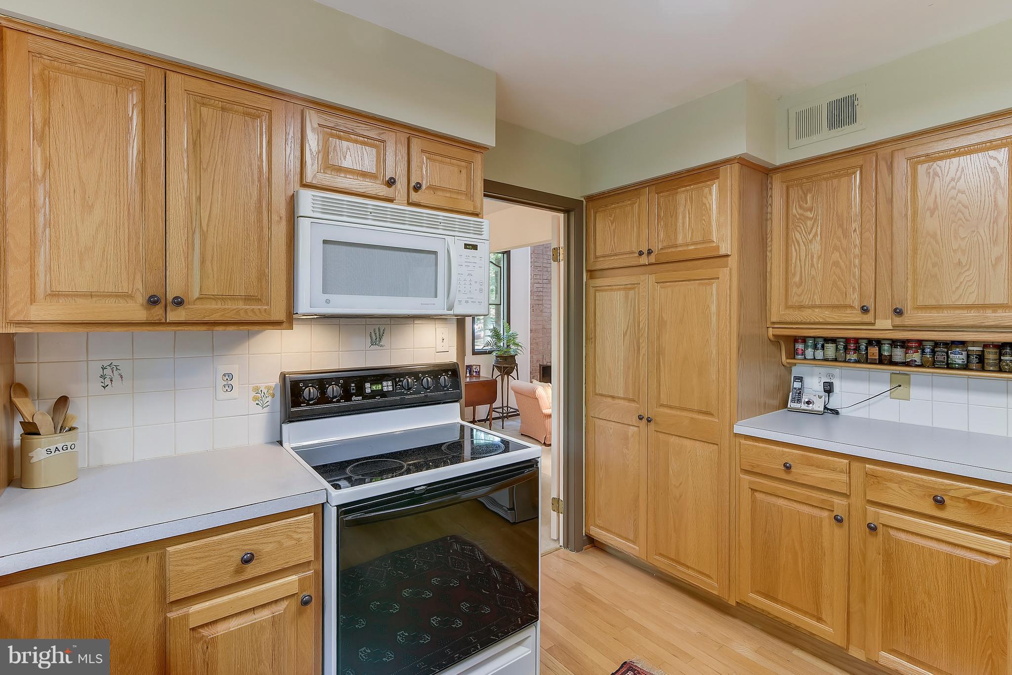 10908 Thanlet Lane Reston, VA 20190 - Photo 8 of 30 Kitchen