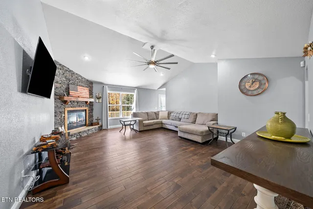 $569,900 | 1383 Old Bean Shed Road, Clarkrange, TN 38553