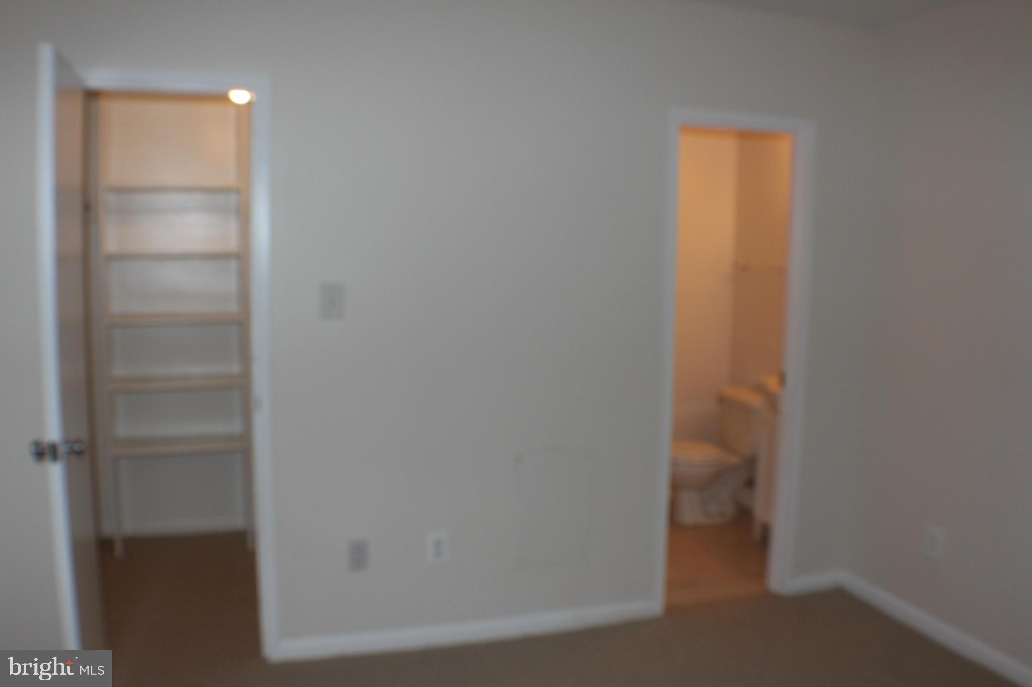 11627 Stoneview Square, Unit 21C Reston, VA 20191 - Photo 18 of 19 a bathroom with a bathtub