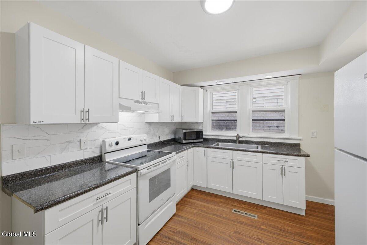 21 Hawk Street Schenectady, NY 12307 - Photo 15 of 29 Kitchen Apt 1
