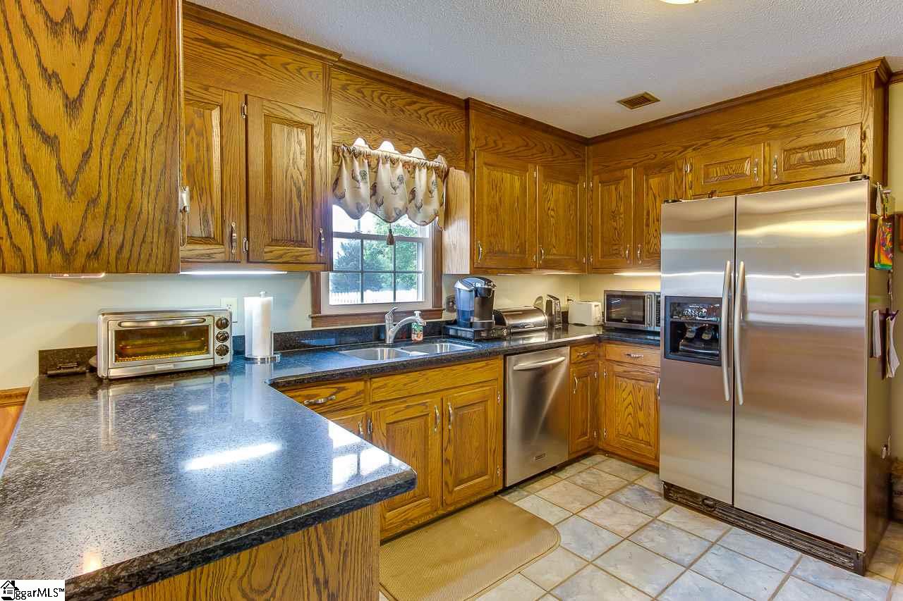 410 Barnett Road Greer, SC 29651 - Photo 14 of 34