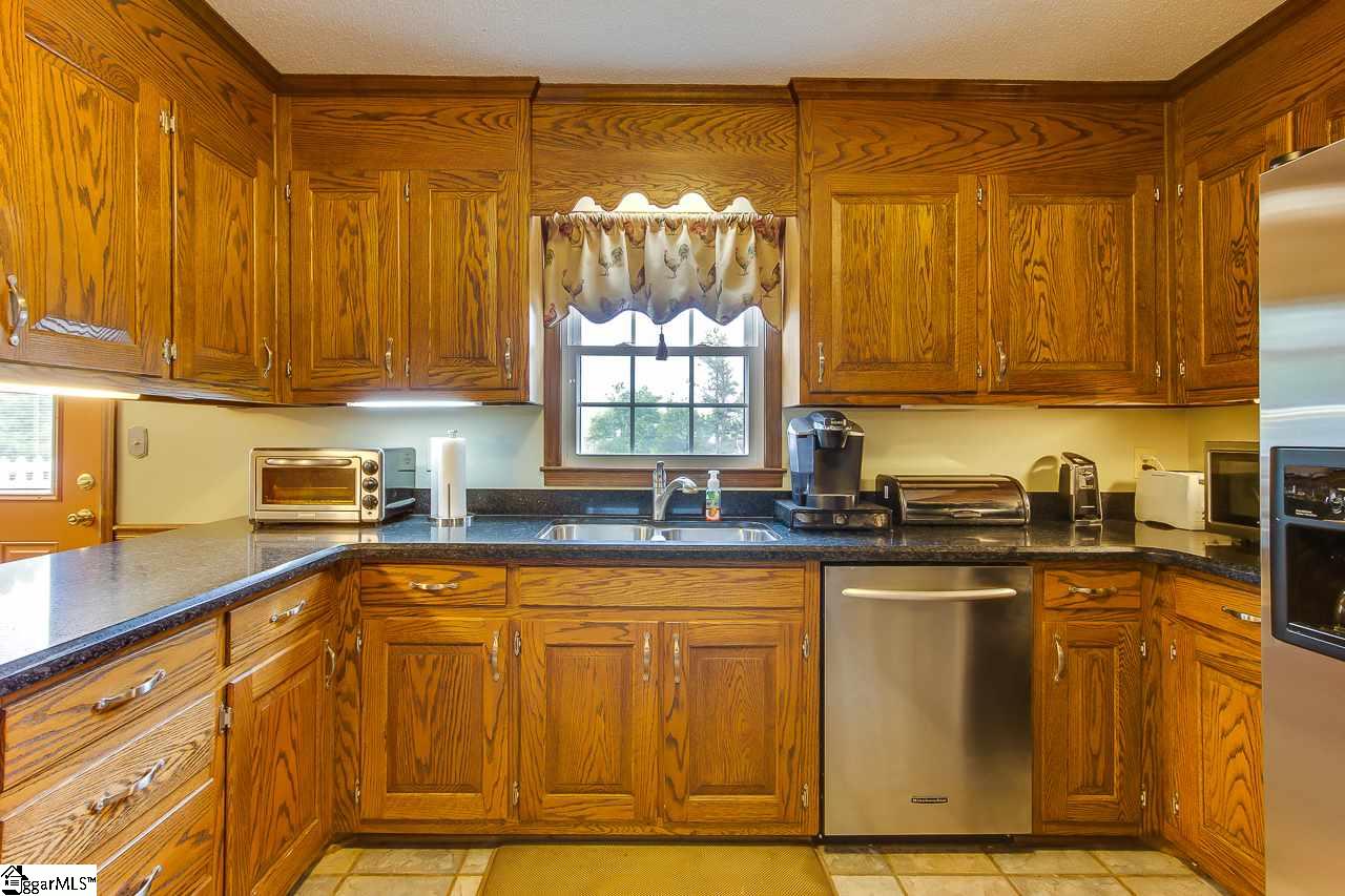 410 Barnett Road Greer, SC 29651 - Photo 16 of 34