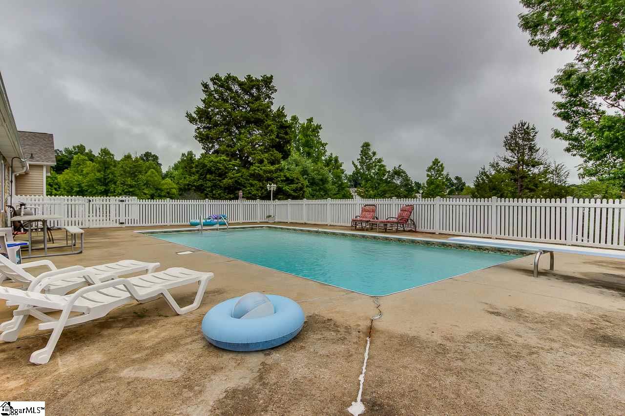 410 Barnett Road Greer, SC 29651 - Photo 4 of 34